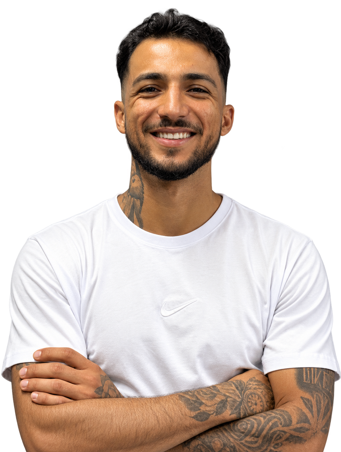 Lucas Salim sorrindo, de braços cruzados